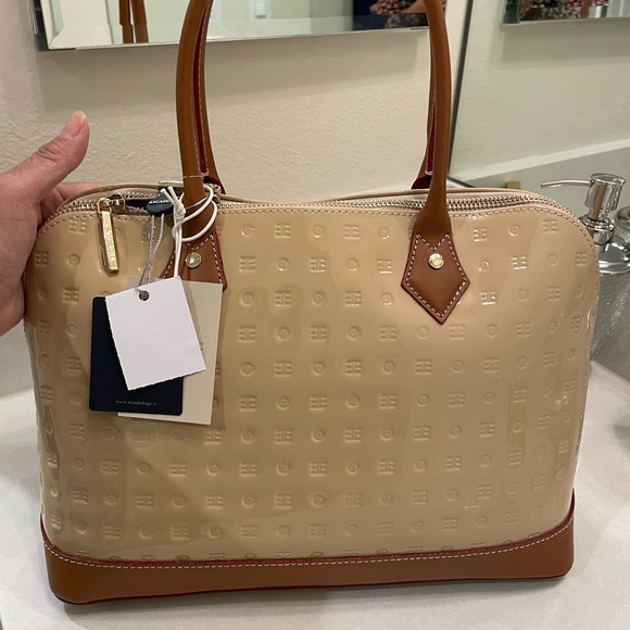 Gorgeous NWT Italian Arcadia Tan Patent Leather Purse!